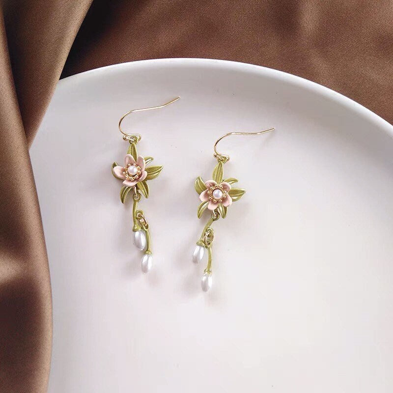 Beige Flower and Pearl Dangle Earrings