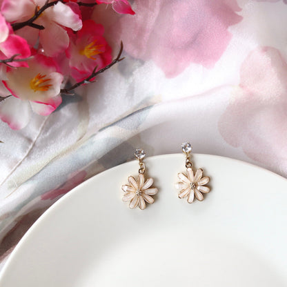 Daisy Gold Glittering Dangle Earrings