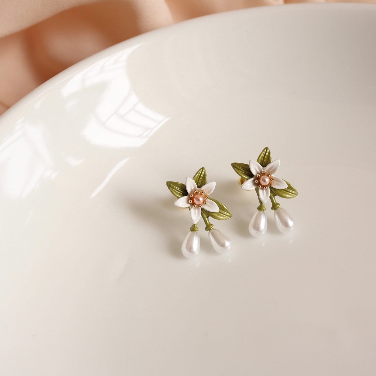 White Lily Elegant Stud Earrings