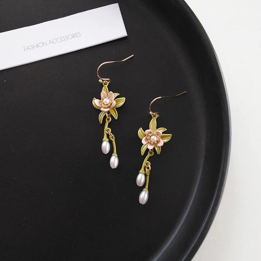 Beige Flower and Pearl Dangle Earrings