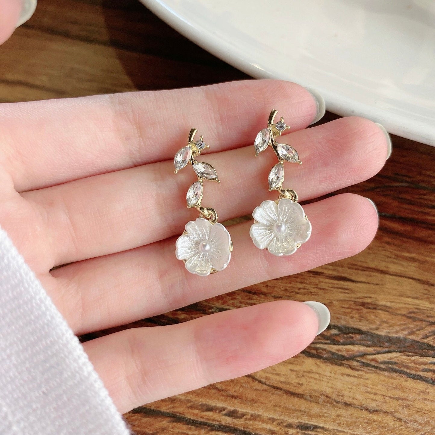 White Flower and Leaf Earrings, Cubic zirconia Sparkling Shiny Shell Earrings