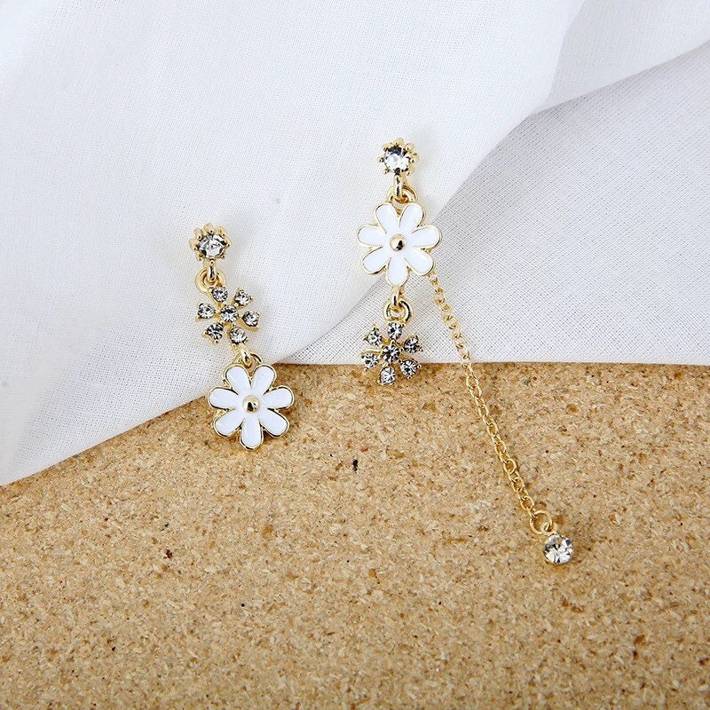 White Daisy Flower Dangle Earrings