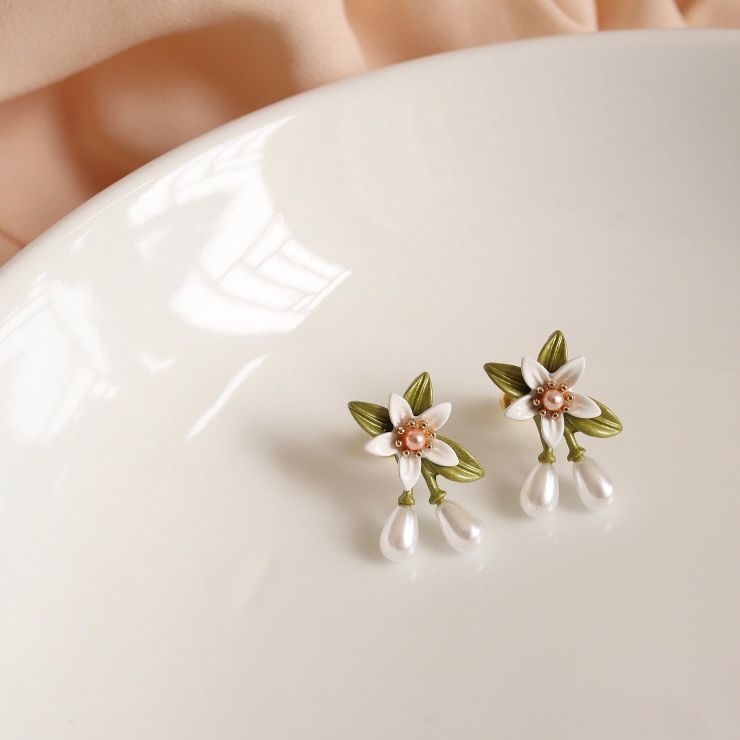 White Lily Elegant Stud Earrings