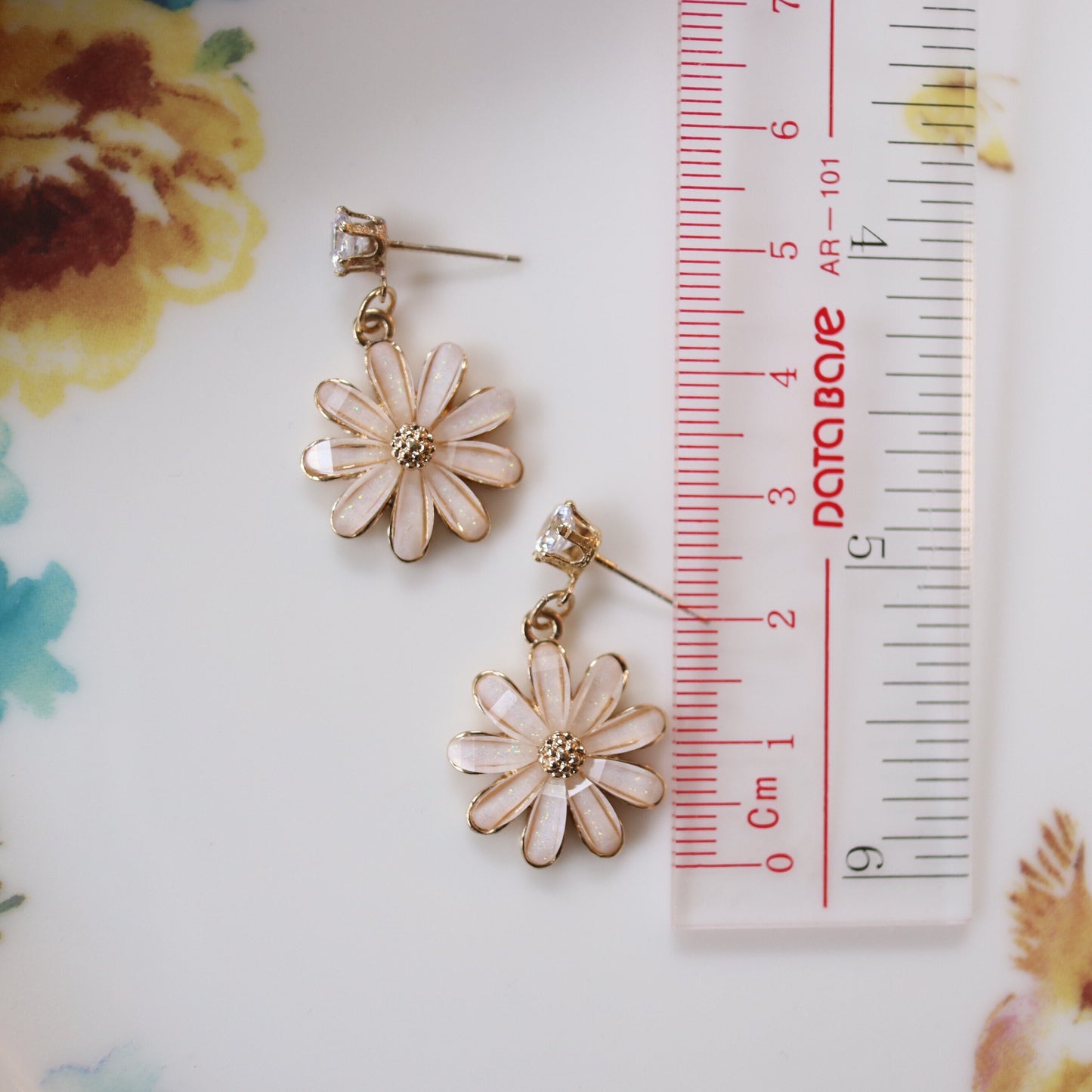 Daisy Gold Glittering Dangle Earrings