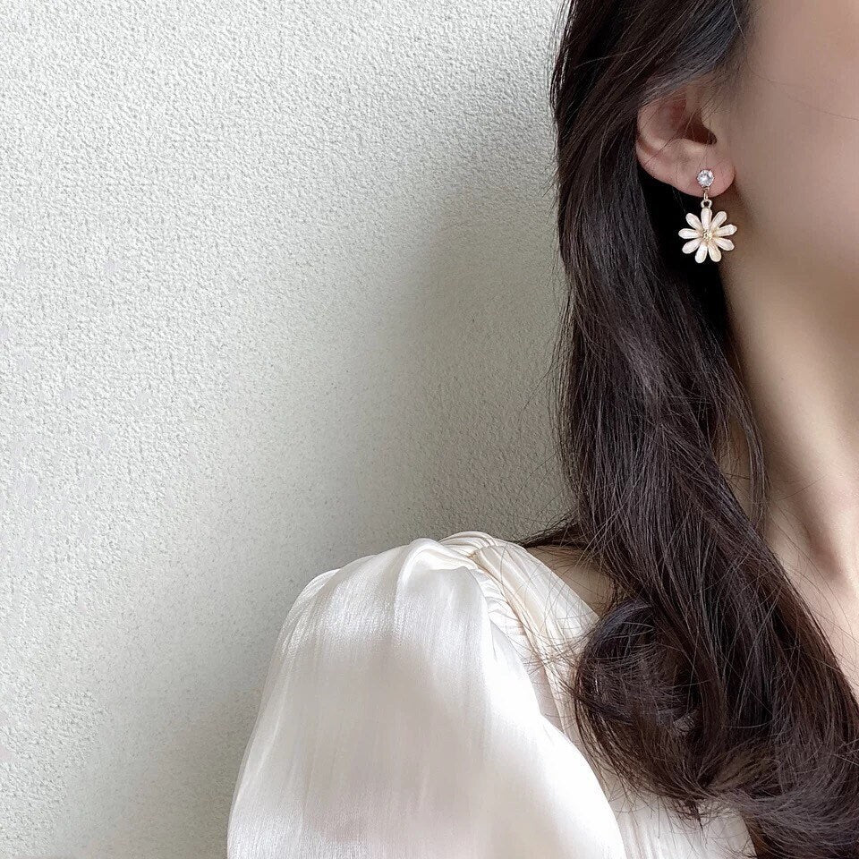 Daisy Gold Glittering Dangle Earrings