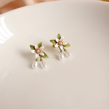 White Lily Elegant Stud Earrings