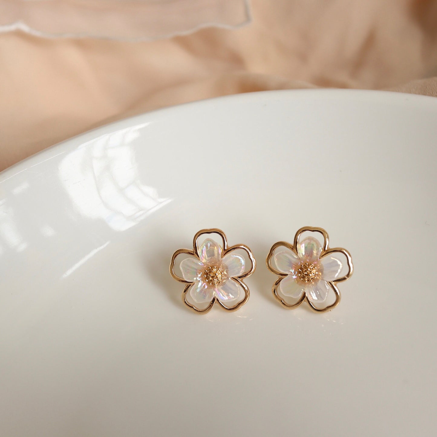 Daisy White Floral Classic Elegant Stud Earrings, Pierced/ Clip On