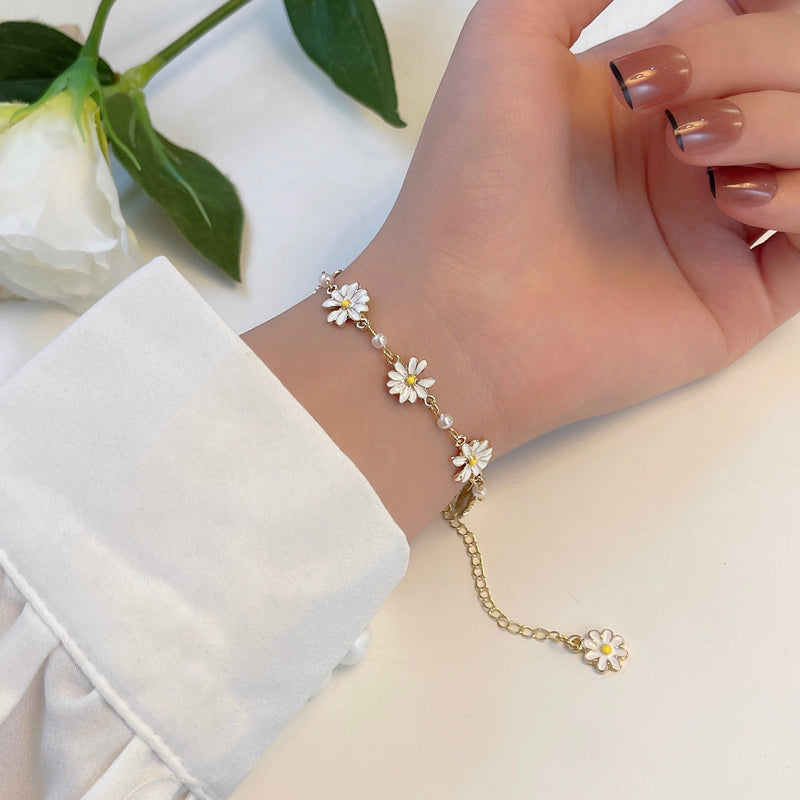 Daisy Bracelet, White Flower Chain Adjustable Bracelet