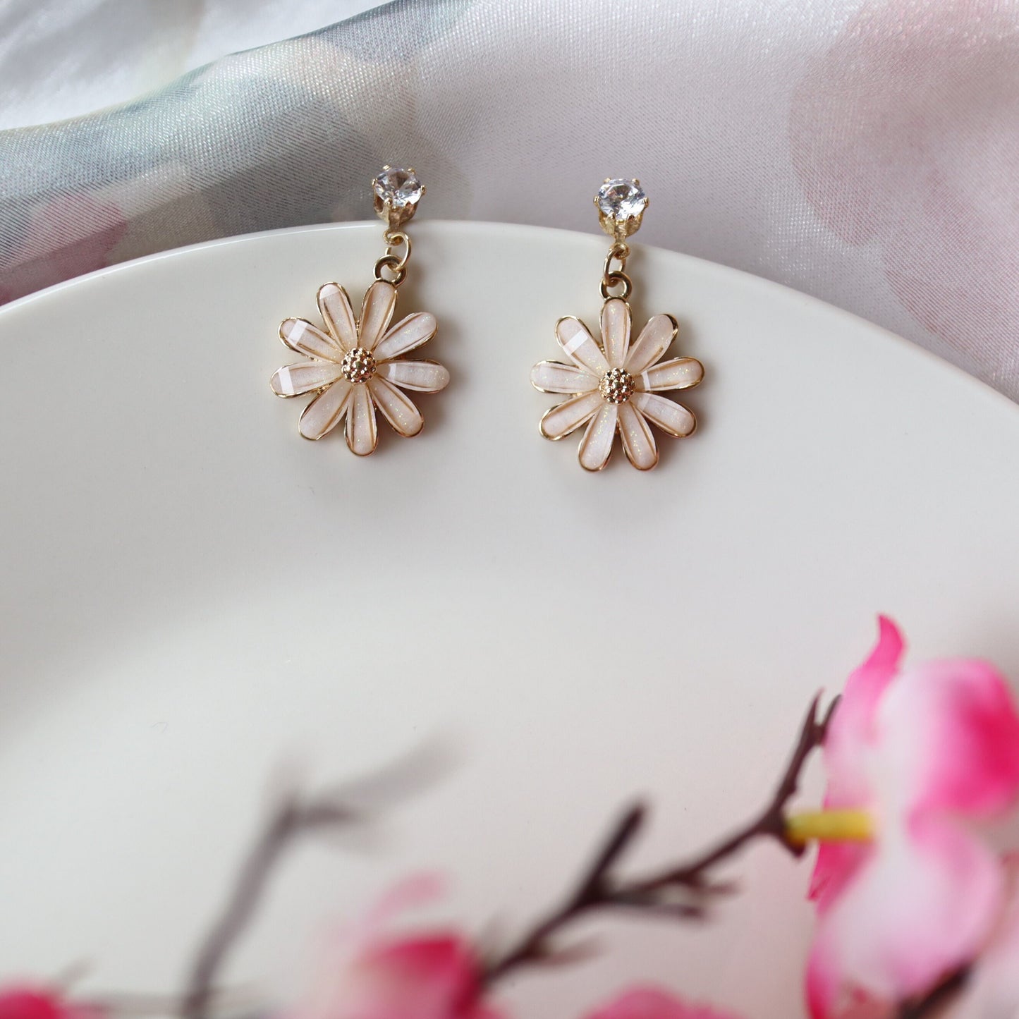 Daisy Gold Glittering Dangle Earrings