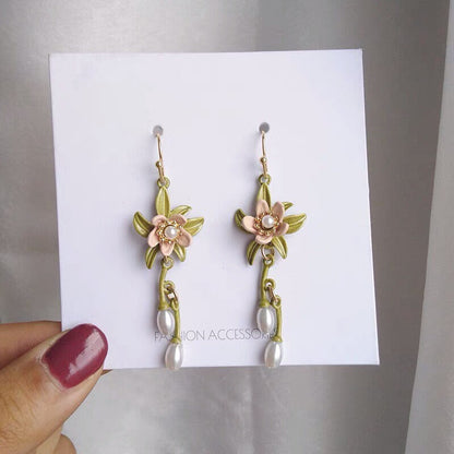 Beige Flower and Pearl Dangle Earrings