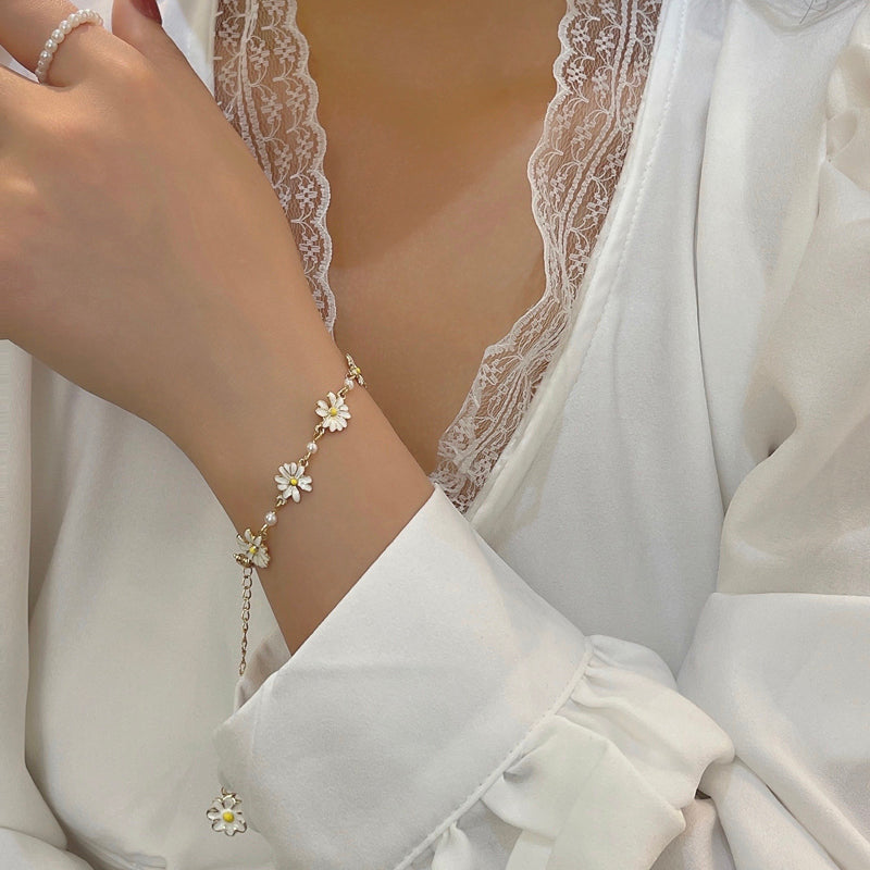 Daisy Bracelet, White Flower Chain Adjustable Bracelet