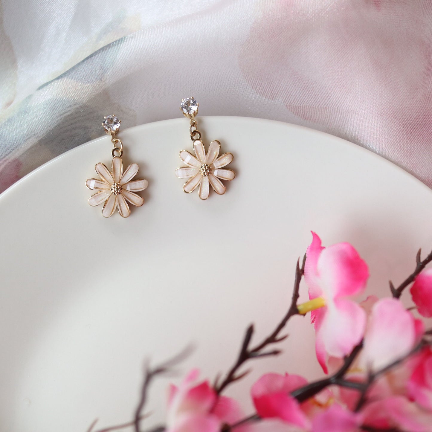 Daisy Gold Glittering Dangle Earrings